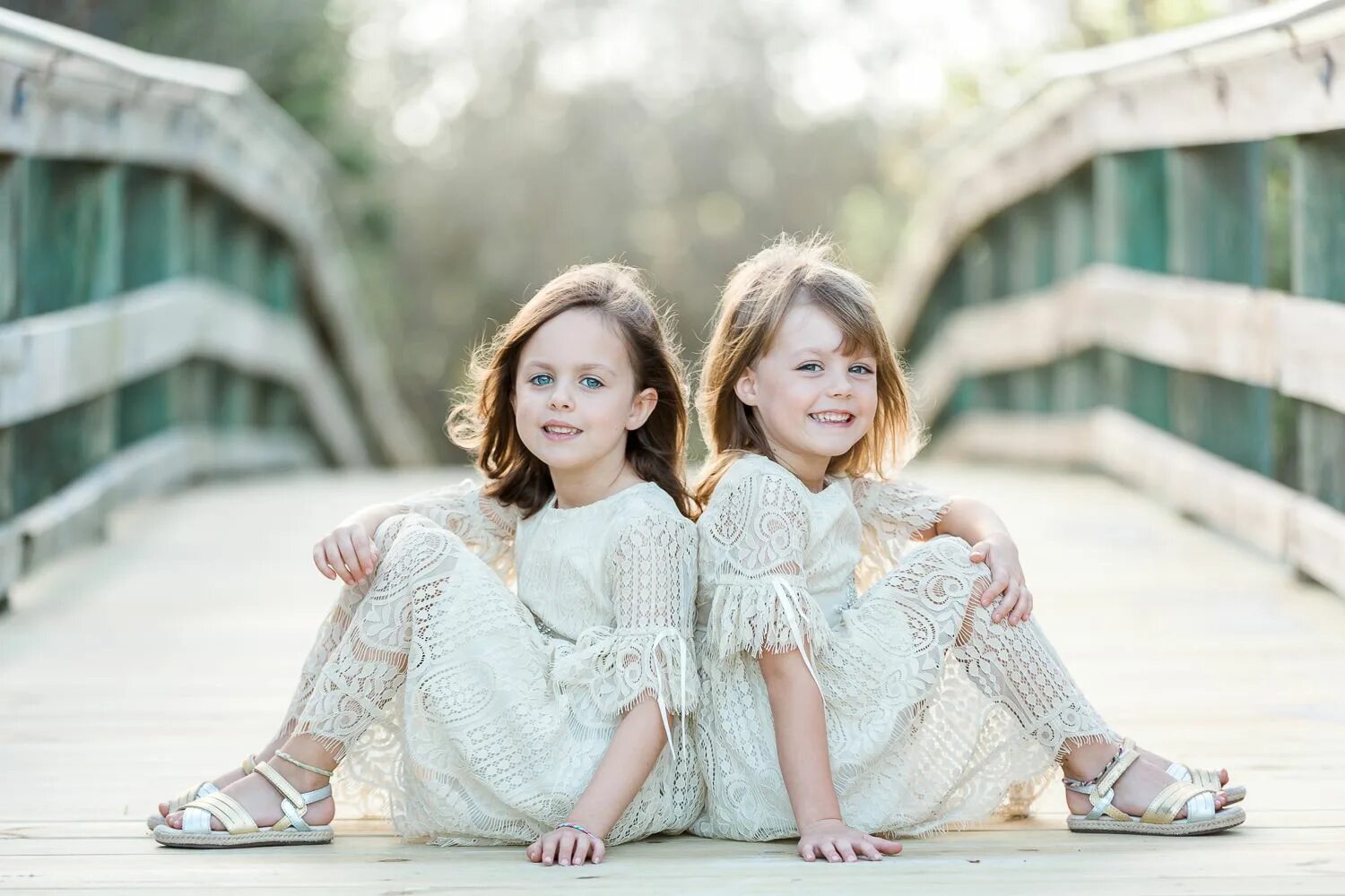 Близняшки. Девочки близняшки. Фотосессия сестер. Две девочки близняшки.