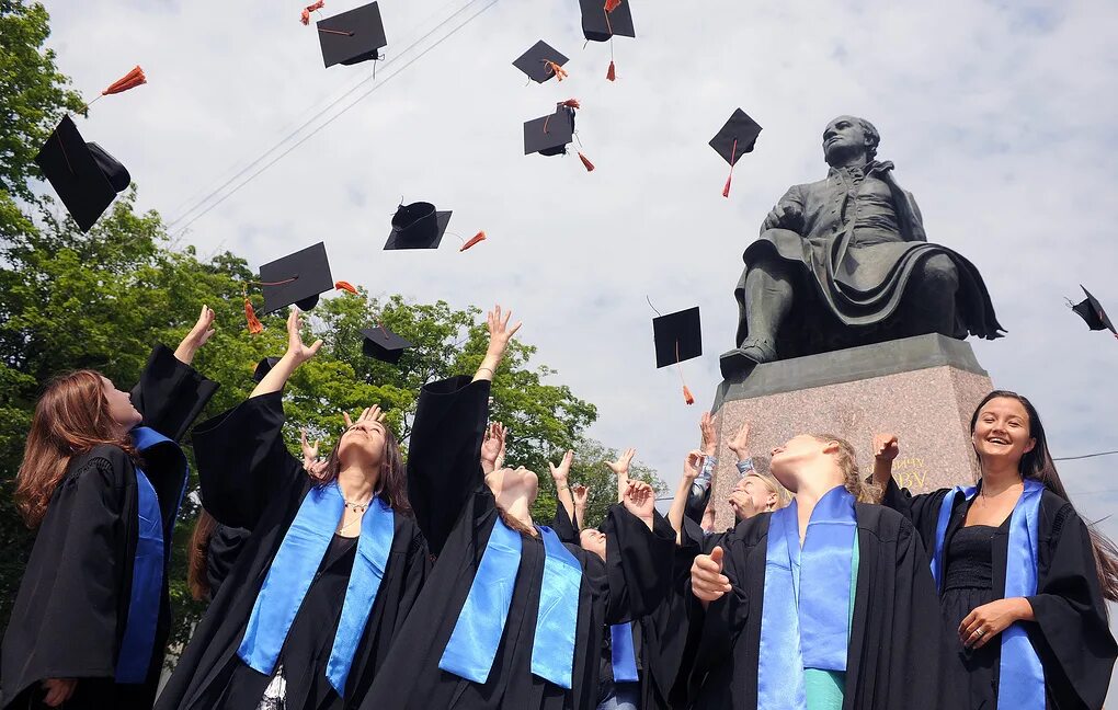 Выпускник вуза. Выпускники университета в России. Выпускники университета США.