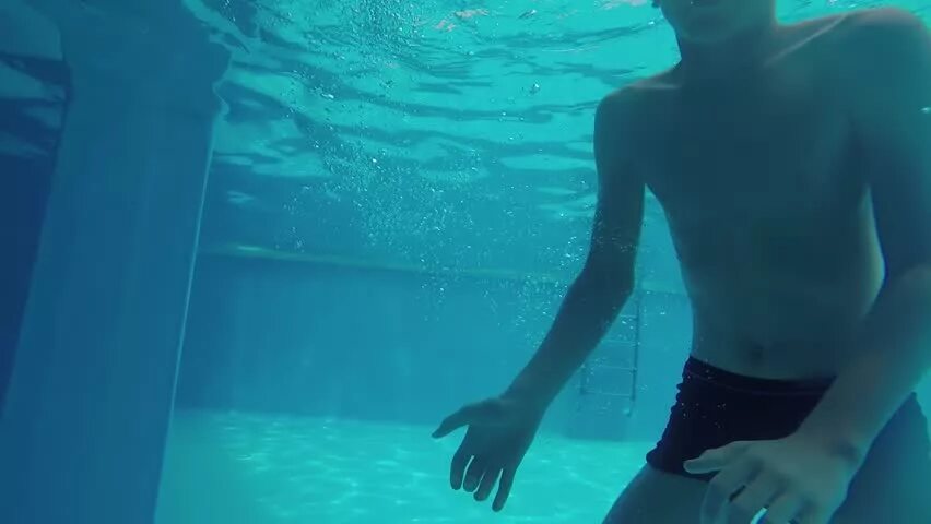 Splash in pool. Девочки надувают щёки под водой. Lucas underwater мен деда. Boy underwater drowning. Boy drowned underwater.