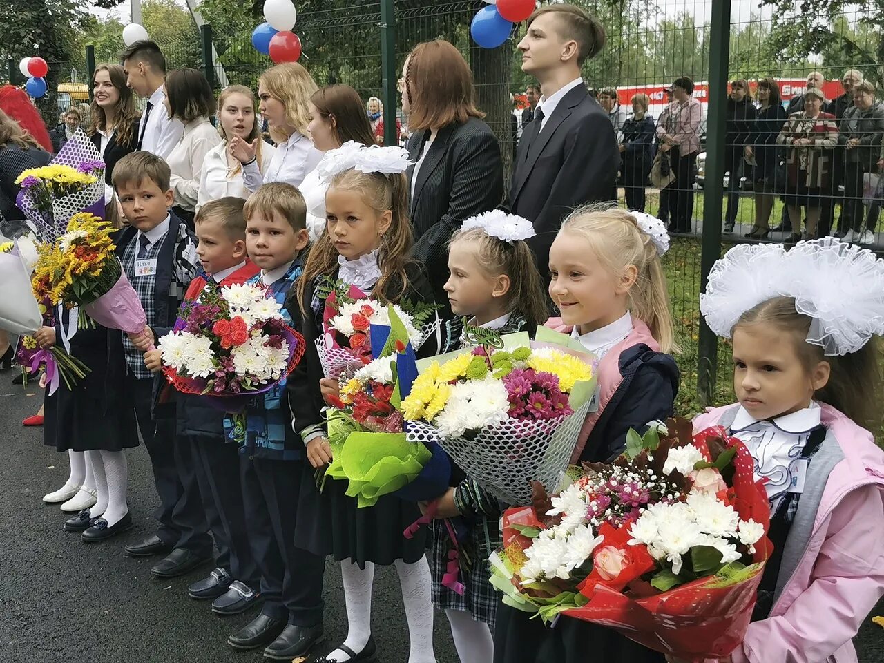 Электронная школа ленинградская луга. Толмачёво Ленинградская область школа. Лужская правда 1 сентября 2007г. Венедиктов на школьной линейке. Дрозденко в школе номер 3.