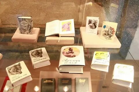 Какой писатель коллекционировал миниатюрные книги