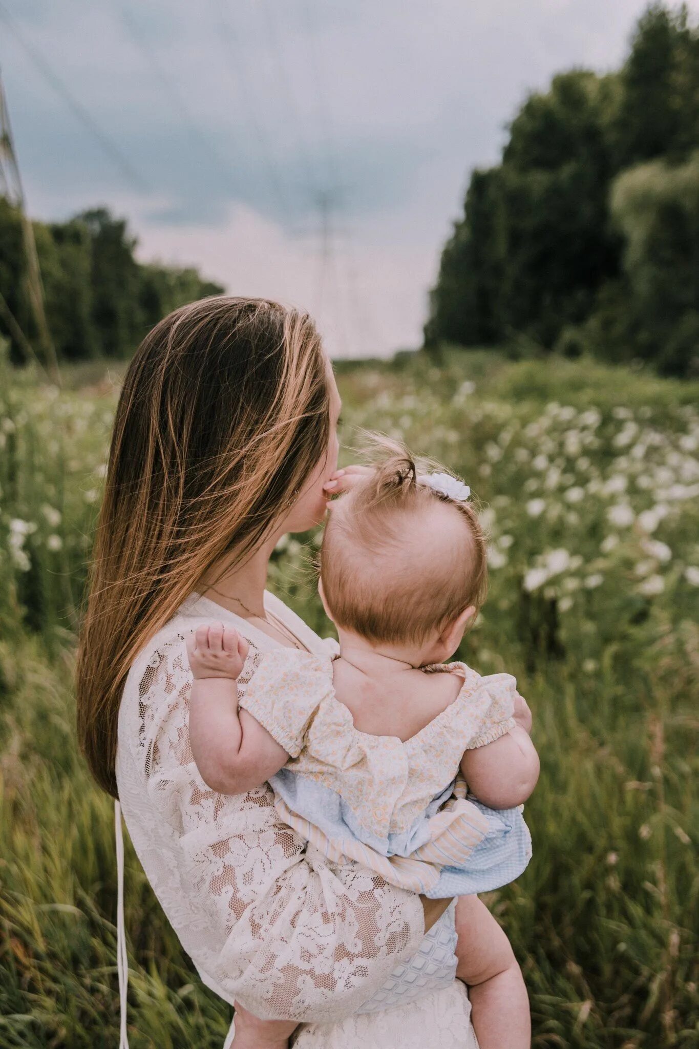 Daughter picture. Мама с ребёнком на руках. Женщина с ребенком. Мама и дочка. Красивая мама с ребенком.