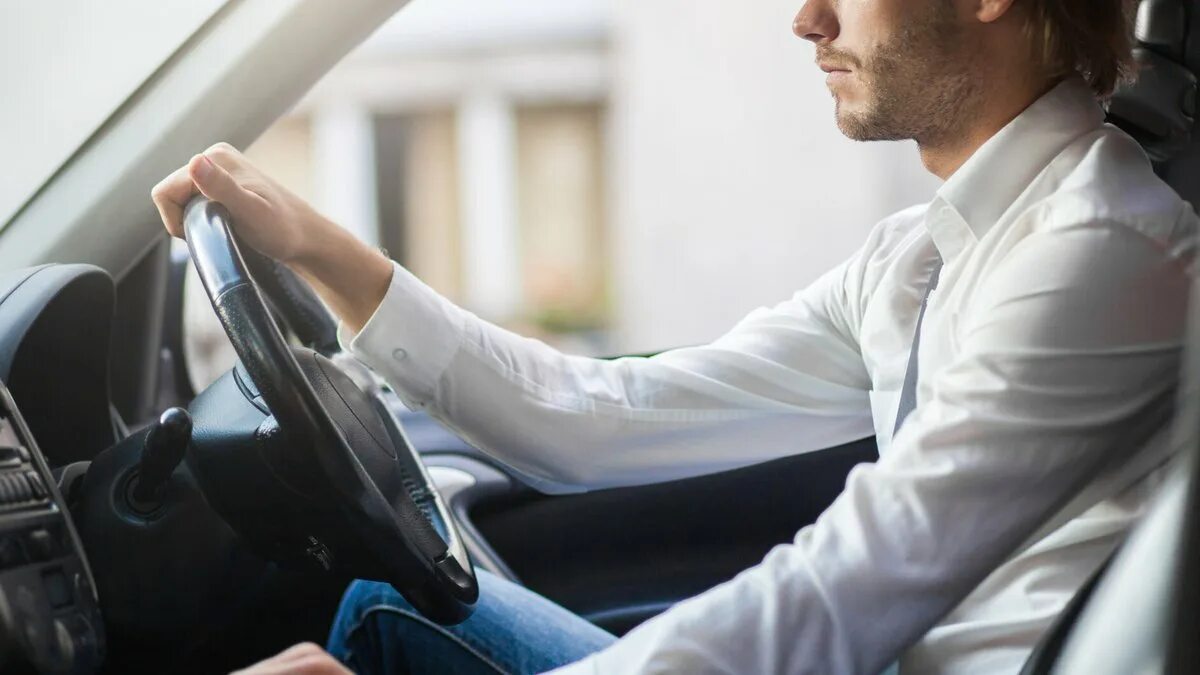 Мужчина за рулем вид спереди. He was driving. Человек за рулем. Счастливый мужчина. He was driving.
