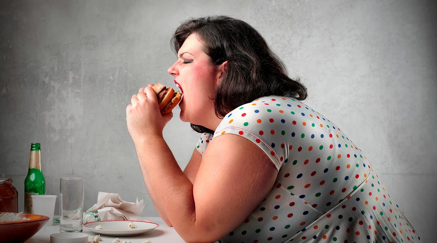 Страдающие лишним весом. Обжорство. Переедание. Ожирение у девушек.