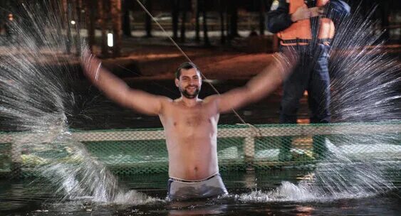 крещение в сарове 2023. купель на крещение. купель в проруби. купание на крещение. крещение прорубь.