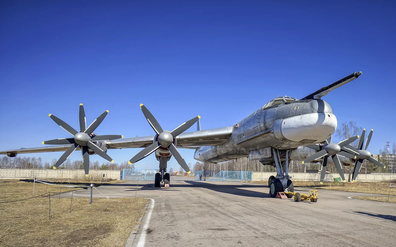 Ту-95 МС бомбардировщик. Турбовинтовой стратегический бомбардировщик-ракетоносец ту-95. Бомбардировщик медведь стратегический ту-95. Винтовой бомбардировщик ту 95.