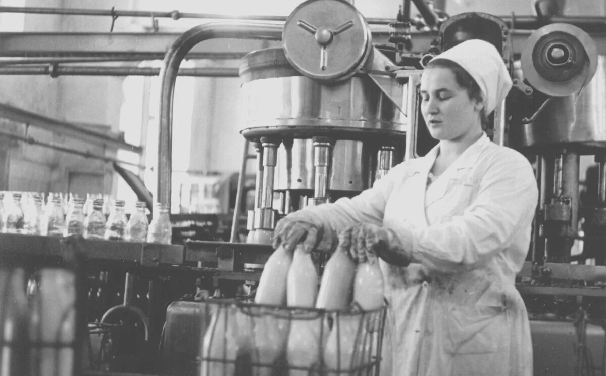 Молочная промышленность. Отрасли молочной промышленности. Молочная промышленность история. День молочной промышленности. Молочный завод города кирово чепецк.