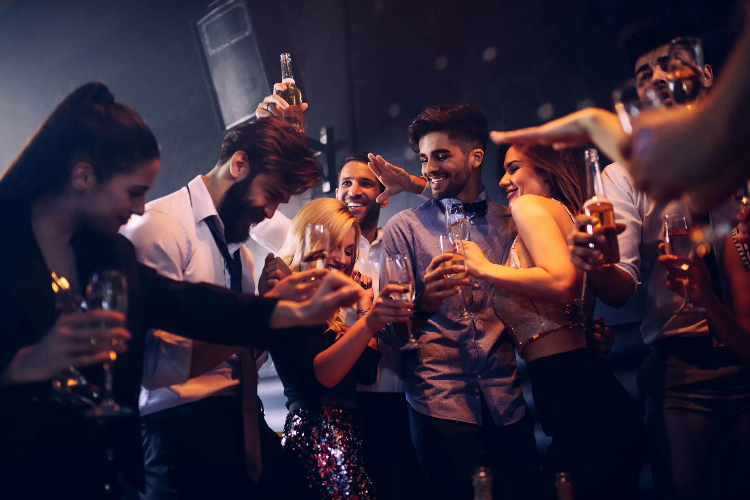 Вечеринка. Частная вечеринка. Не хочу идти на вечеринку. Девчонки в клубе. Тематическая вечеринка в стиле.