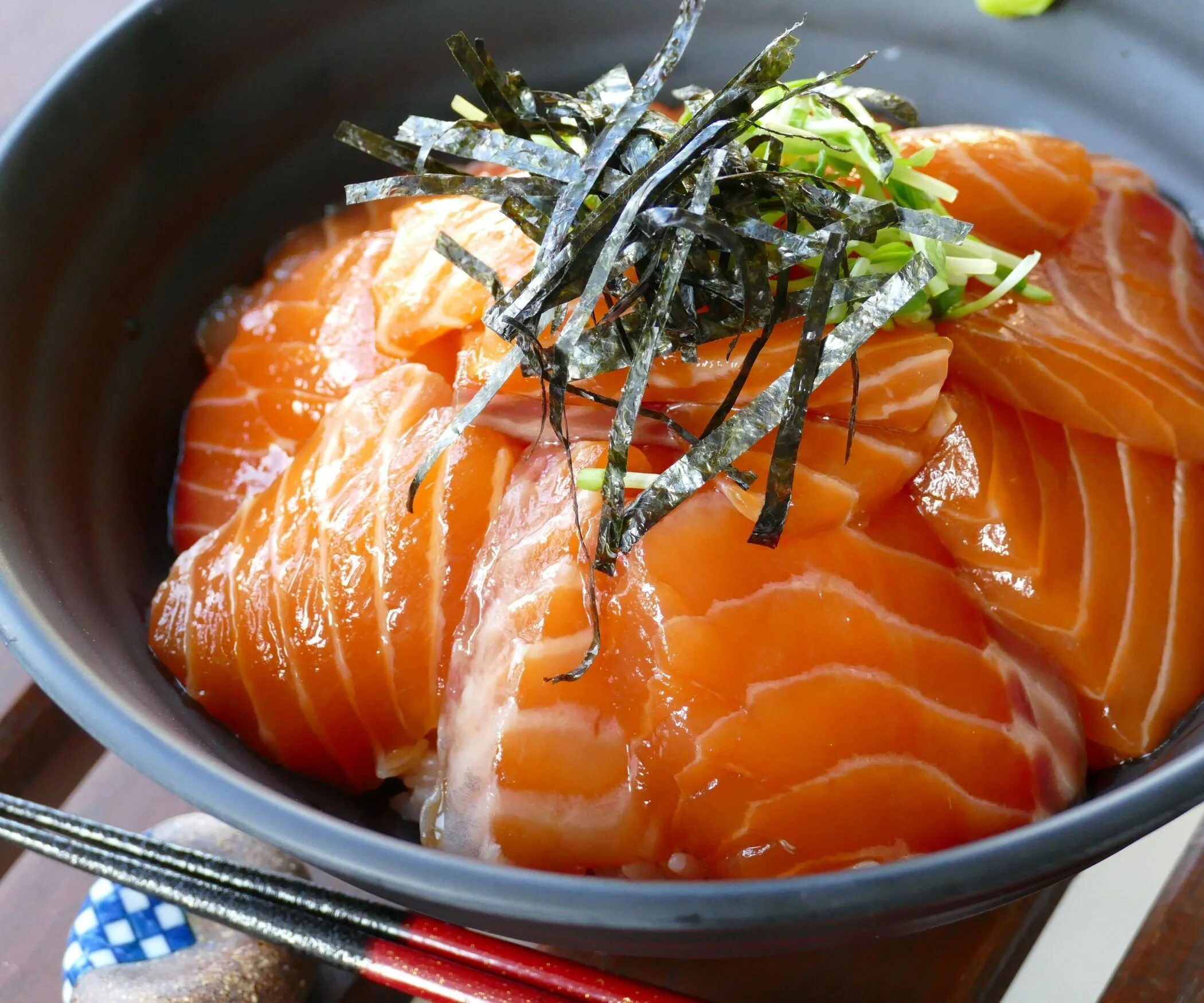 Донбури с лососем. Лосось хайку с японским рисом. Emily Mariko’s Salmon Bowl. Донбури с лососем рис лапша Пермь