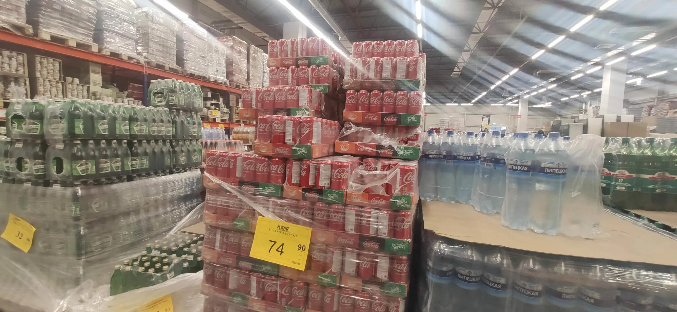 Домго старты продаж 2024. Coca Cola в светофоре. Кола в светофоре. Кока кола 1 литр Узбекистан.