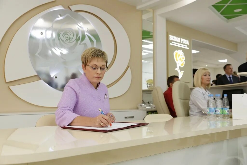 Белые розы женское здоровье. Девушка с розой. Фотосессия с букетом цветов. Девушка с цветами. Белые розы женское здоровье.