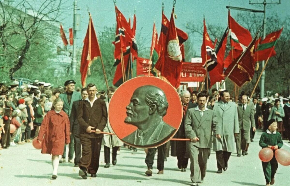 Советские праздники. Советский народ на демонстрации. Коммунистические праздники. 1 Мая в советское время. Демонстрации 1 мая и 7 ноября.