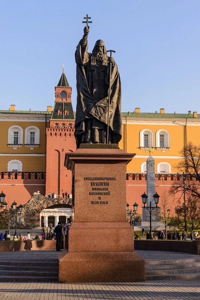 20 памятников москвы. Памятник Гермогену в Москве. Александровский сад памятник Гермогену. Памятники на красной площади в Москве. Памятник Патриарху Гермогену.