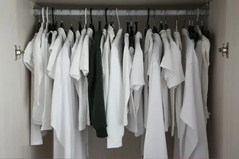 В шкафу висит зимняя вставить