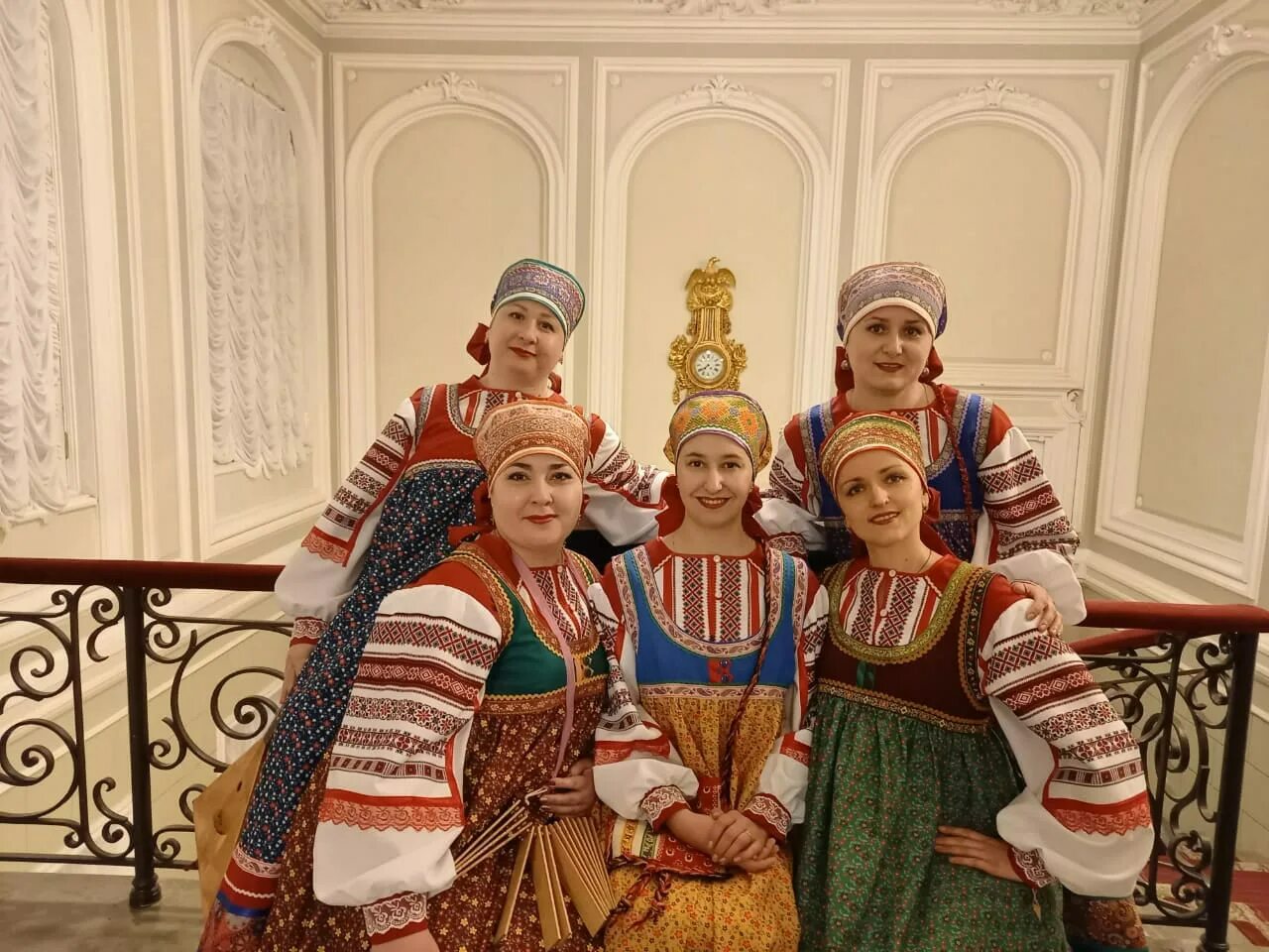 Коллектив девчата. Фольклор курской области. фольклорный ансамбль девочки. ансамбль девчата. девчата фольклор.