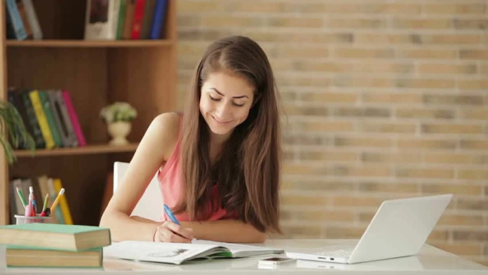 She study for her exams. Девушка в интернете. Девочка стади. Писатели студенты. Студенты дефектологи.