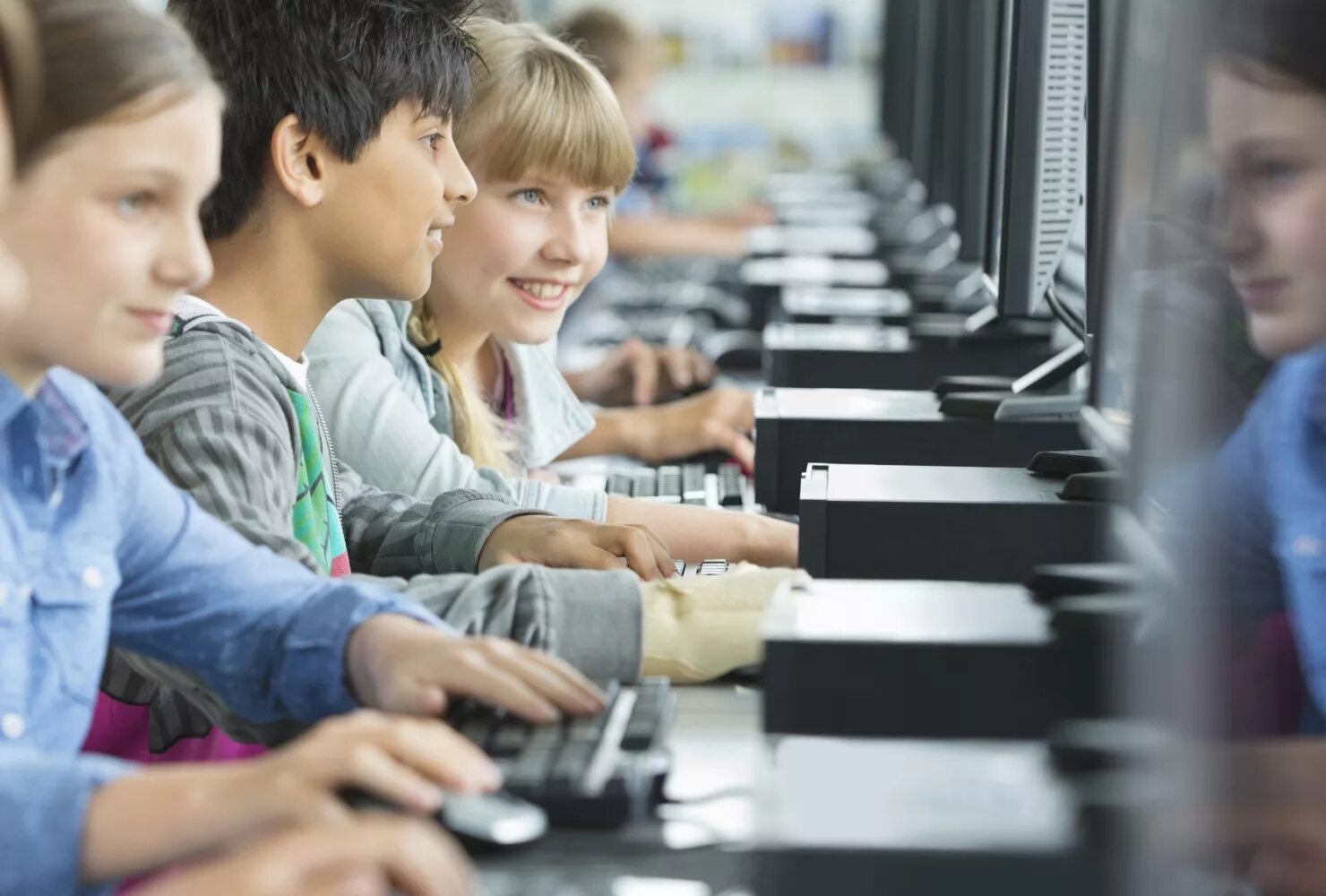 Компьютер для школьника. Компьютер в школе. Ученик за компьютером. Дети за компьютером в школе. Готовый бизнес для школьников