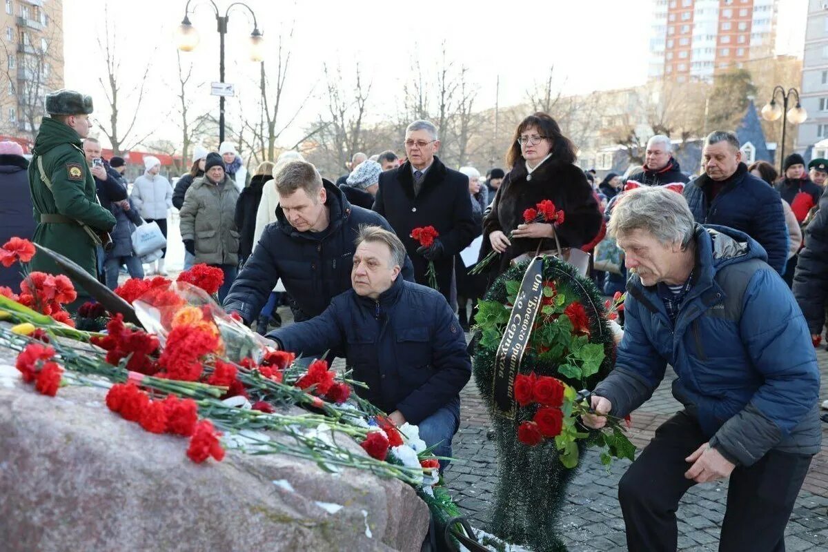 Возложение цветов. Церемония возложения цветов к памятнику. Память погибшим. Черный тюльпан серпухов