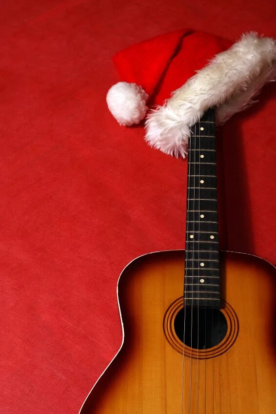 Blake shelton. Гитара зимним вечером. Зимняя гитара. Музыкальный вечер. Гитара у камина.