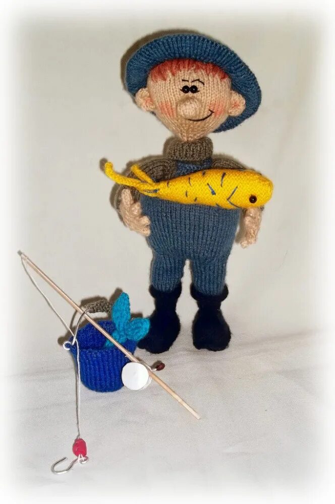 вязаные игрушки два рыбака. рыбак крючком. вязаная игрушка охотник. игрушка крючком рыбак. рыбак крючком.