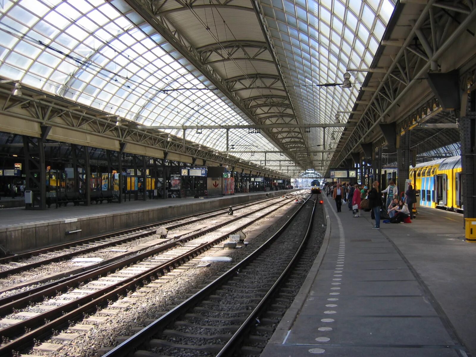 Станция Amsterdam Centraal Station. ЖД вокзал Амстердам. Вокзалы. Вокзал голландской железной дороги. Ли вокзале