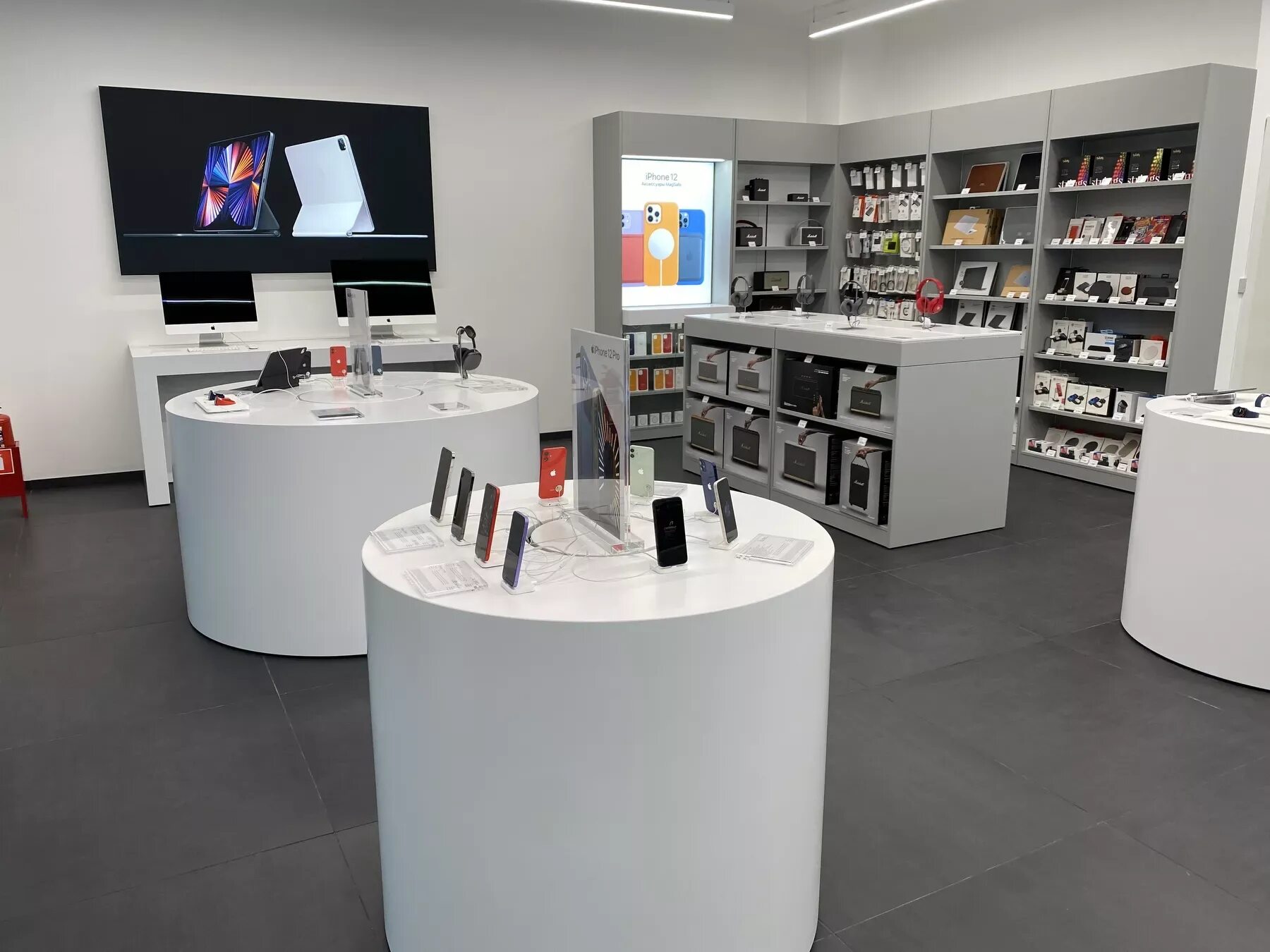 Магазин техники apple store. Магазин айфонов. Салон айфон. Витрина с айфонами. Красивый магазин айфонов.