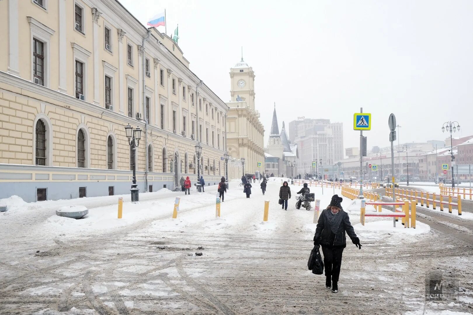 Снегопад в москве. Снег в москве. Снег в москве фото. Фото снежной москвы сегодня. Есть ли снег в москве сегодня.
