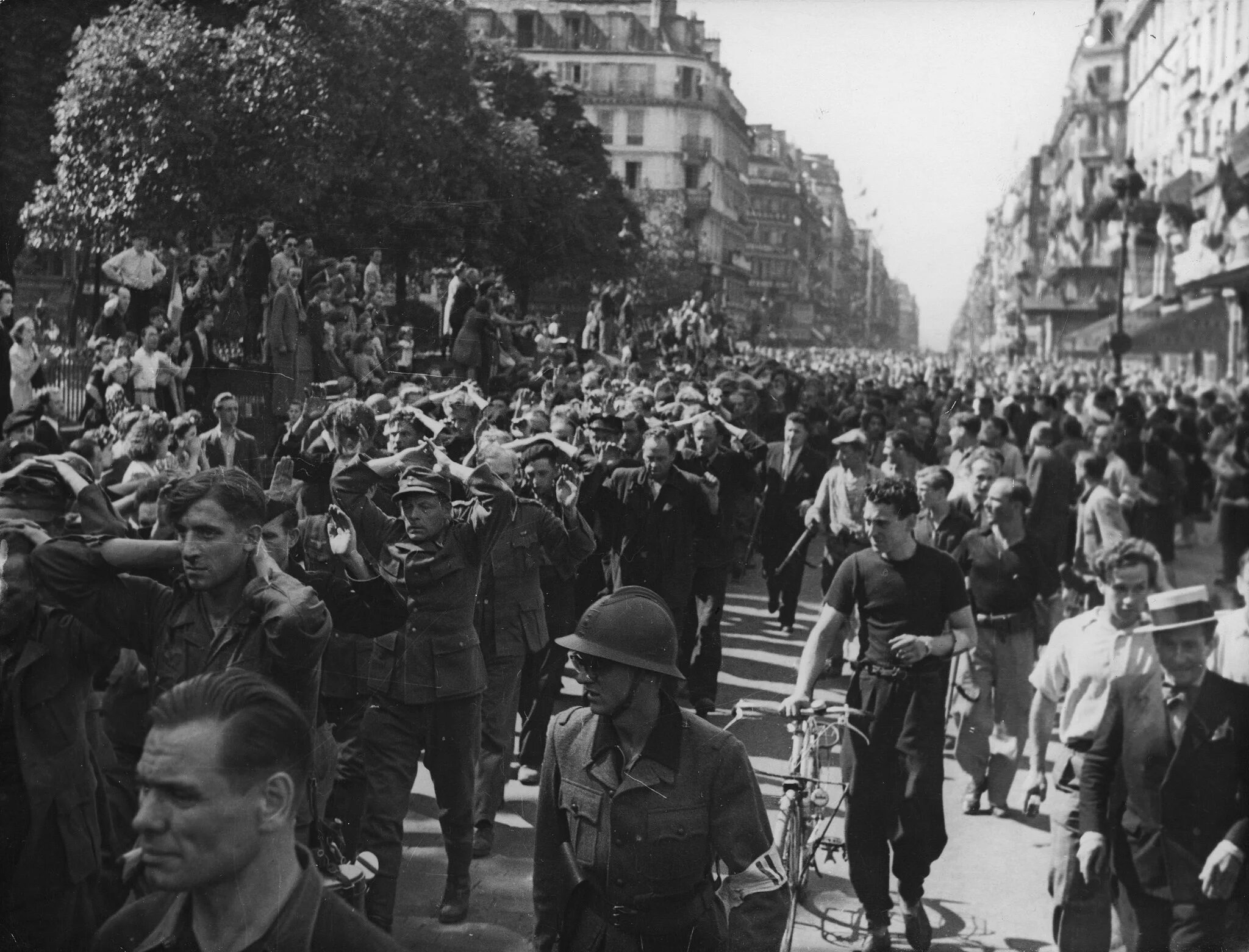 Французы во второй мировой. Пленные немцы в Париже 1944. Освобождение Парижа 1944. Освобождение Франции 1944 Париж. 25 Августа 1944 г. – освобождение Парижа..