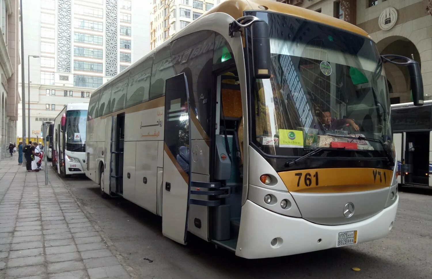 Какой автобус лучше. Umrah Bus. Умра автобус. Bus Mercedes MCV. Хадж автобусы.