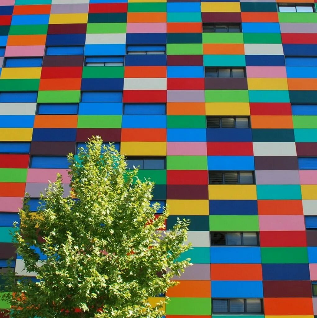 Рядом с цветным. Разноцветные здания. Цветной дом. Разноцветные дома. Что такое пестрый и цветной ряд.