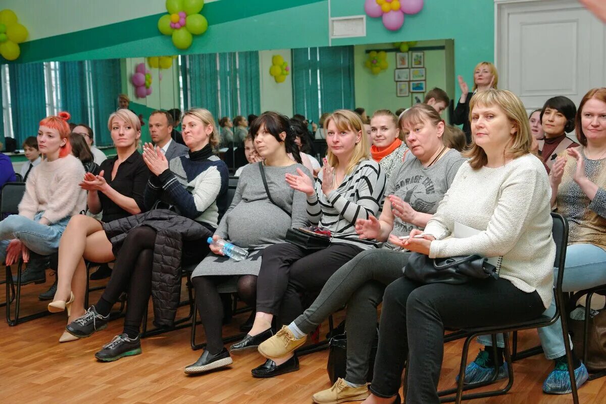 Родители на собрании в школе. Родительское собрание в школе. Собрание в детском саду. Собрание с родителями в детском саду.