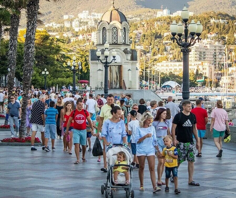 Температура в ялте сегодня. Ялта Ялта набережная 2021. Крым Ялта набережная 2020. Ялта набережная август 2020. Набережная Ялта туристы.