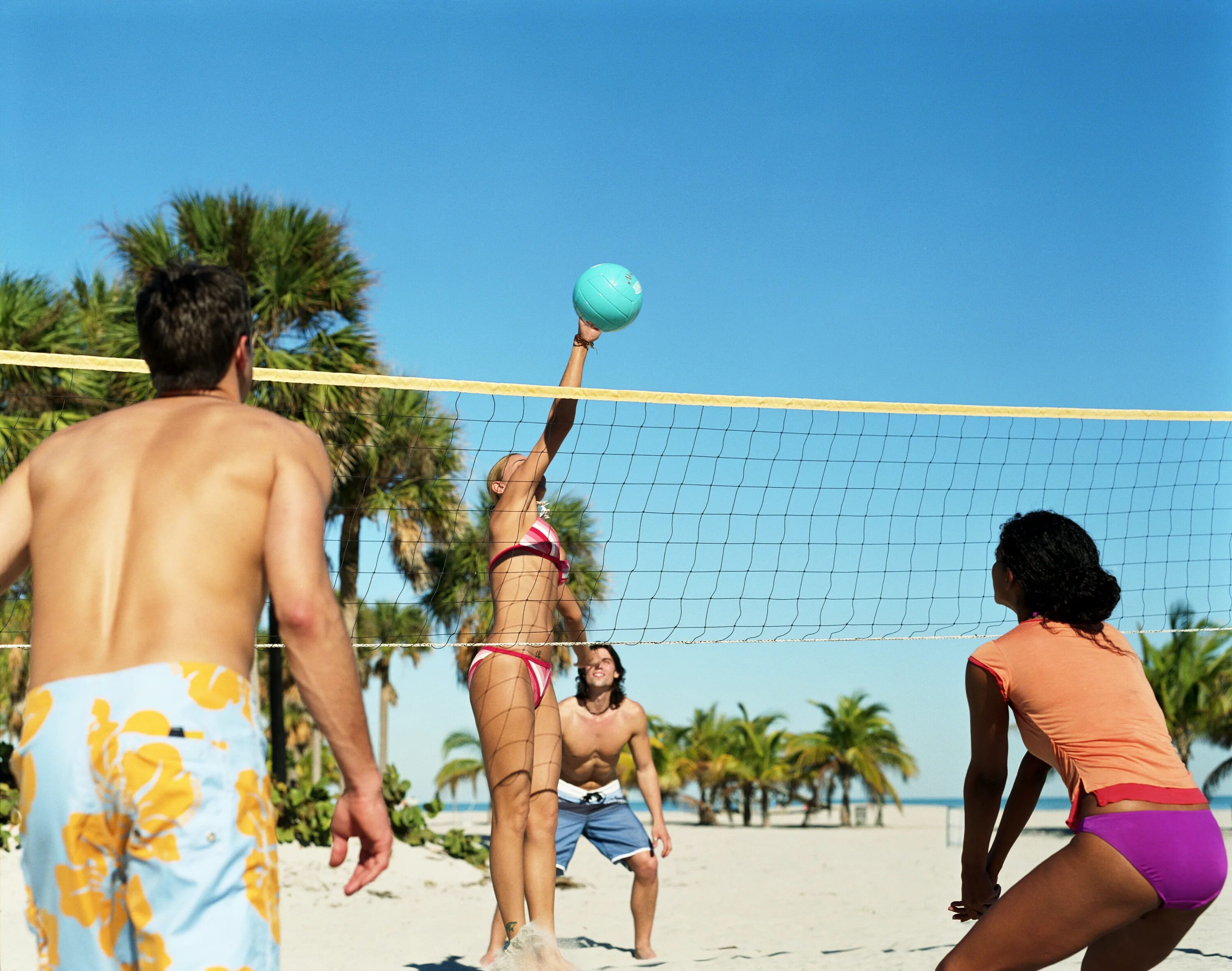 Summer sport. Волейбол на пляже. Игра в волейбол на пляже. Играют в волейбол на пляже. Люди играют в волейбол на пляже.