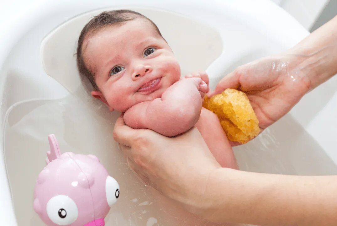 Купание младенца. Можно ли купать ребенка. Как часто купать новорожденного. Как правильно купать новорожденного ребенка в ванночке.