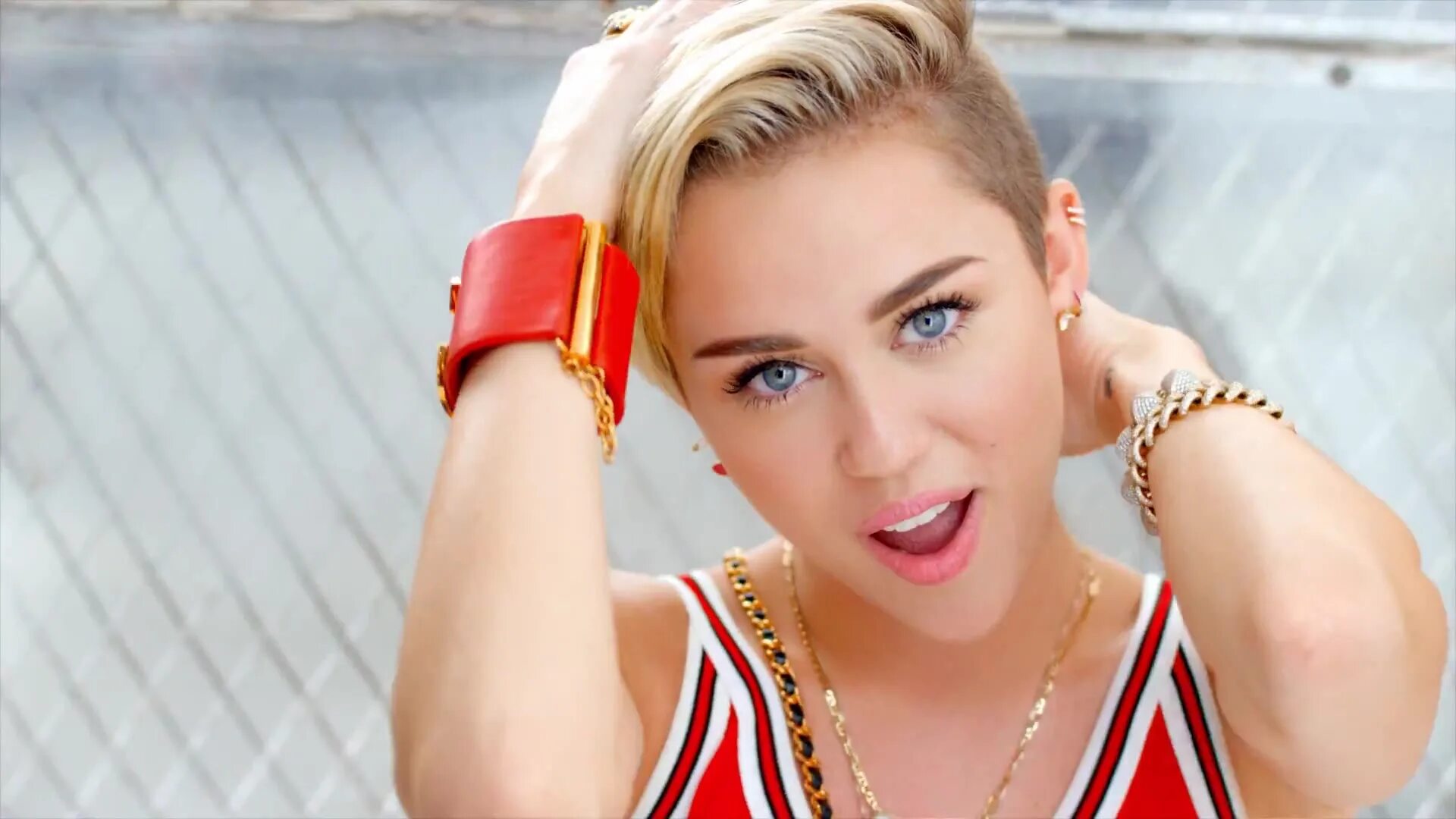 Miley myself. Miley Cyrus. Майли Сайрус фото. Майли Сайрус 23. Майли Сайрус в 23 года.