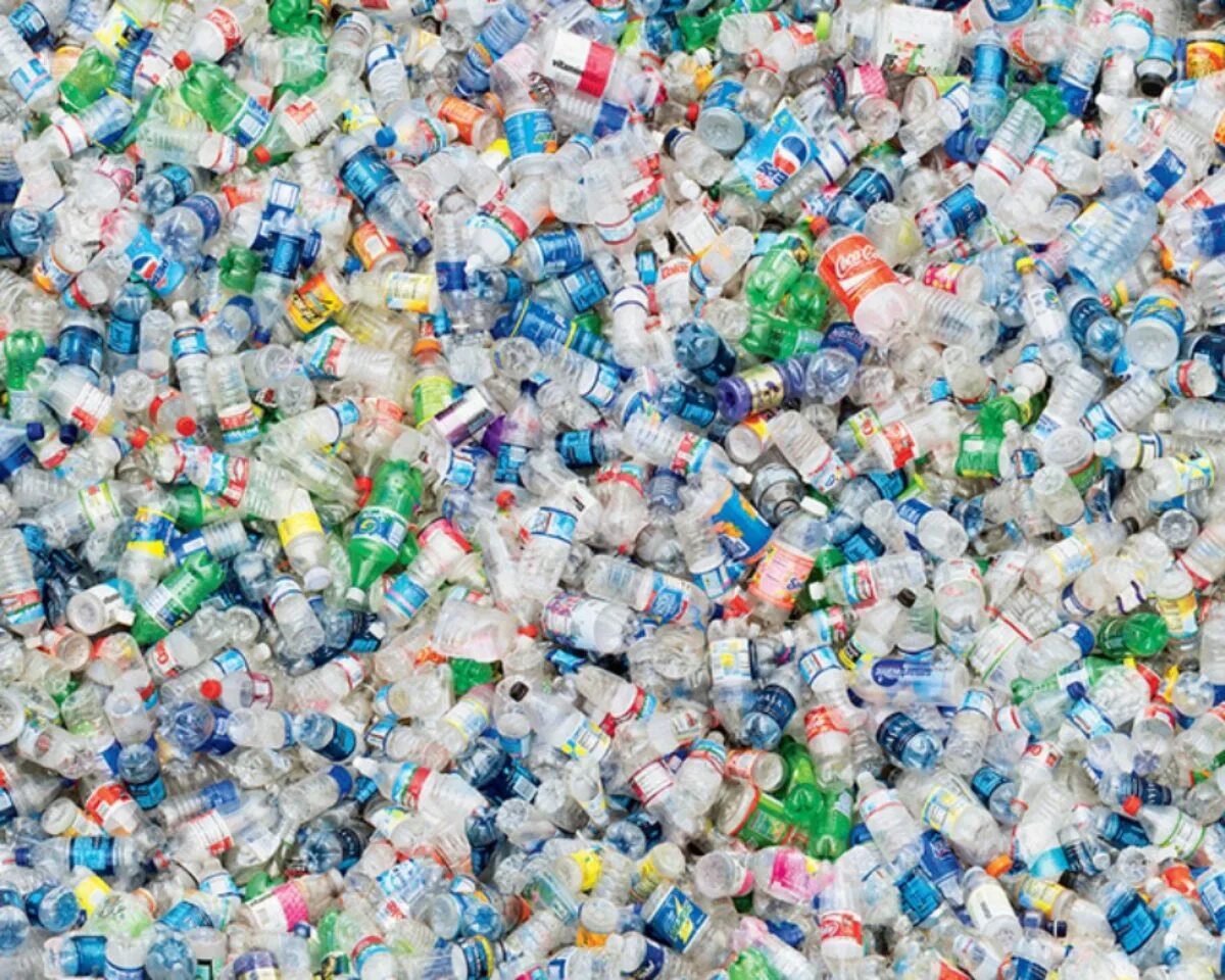 Куплю отходов пэт. Пластиковые отходы. Пластиковые бутылки отходы. Куча пластиковых бутылок.