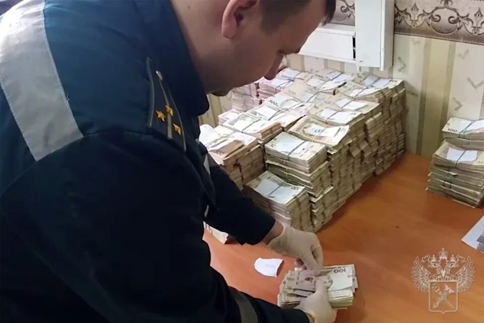 Финансовый займ шаблон. Таможенник с деньгами. Тенге в рубли. 5 тысяч рублей. Фальшивые купюры.