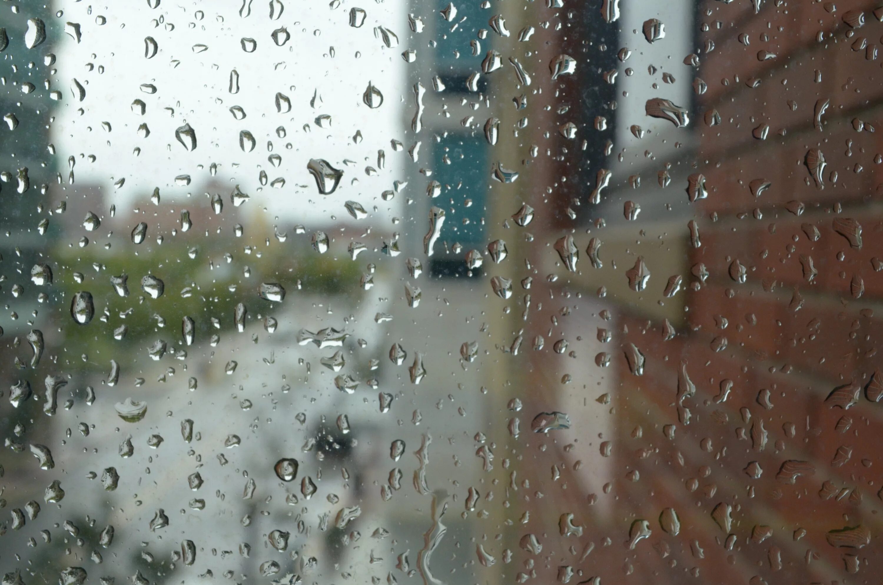 Дождь в окне. Дождь за окном картинки. Капли на стекле. Капли на окне.