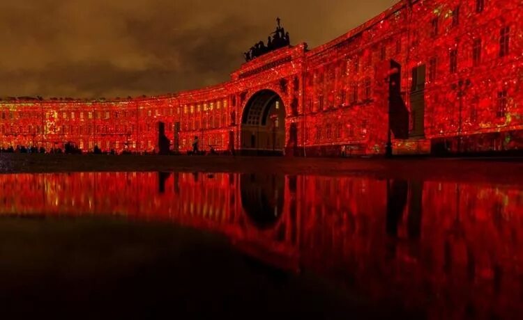 Красный дворец. Зимний дворец Санкт-Петербург красного цвета. Зимний дворец 2017 красным. Красный дворец Питер. Зимний дворец красного цвета.
