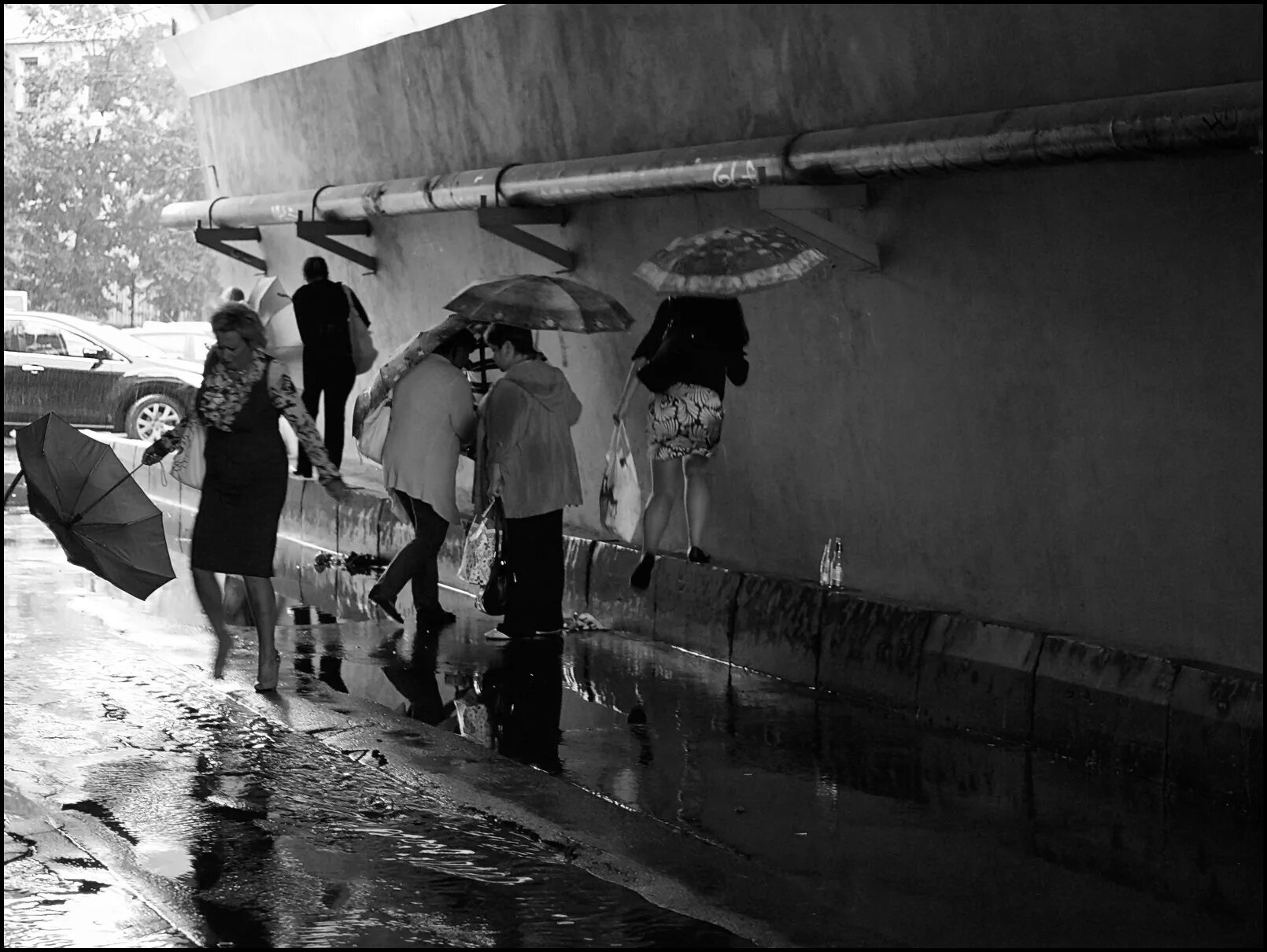 Дождь в дорогу примета. Дождь в Москве. Студия с дождем Москва. Эксклюзивные фото люди город монохром. Москва дождь ретро.
