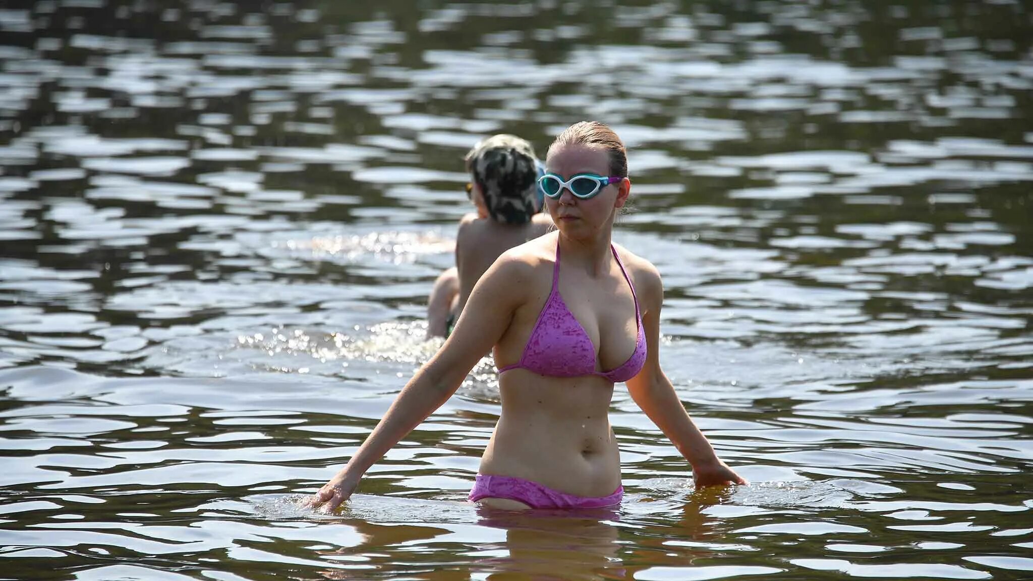 Купание в озере. Места для купания в Москве 2021. Девушки на пляжах Подмосковья. Путяевский пляж. С какого числа можно купаться