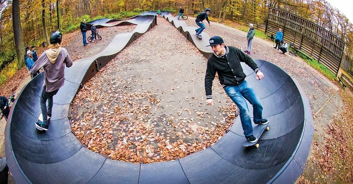 Скейт парк с памп треком. Памп трек в скейт парке. Парк Урицкого Казань скейт парк. Скейт парк в Тарусе.