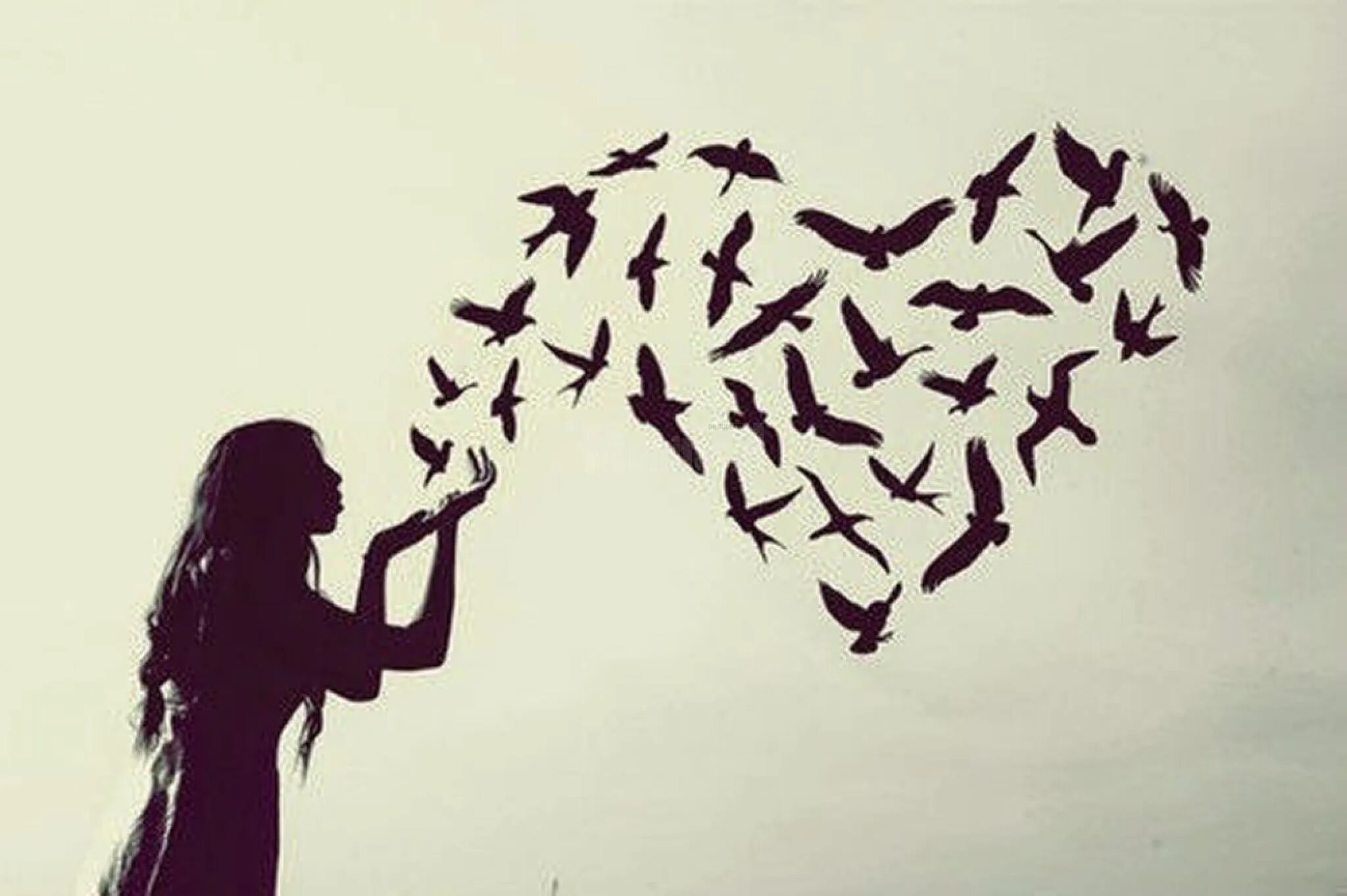 Птицы вылетают из человека. Птица улетает с руки. Девушка выпускает птицу. Девушка выпускает птицу из рук.
