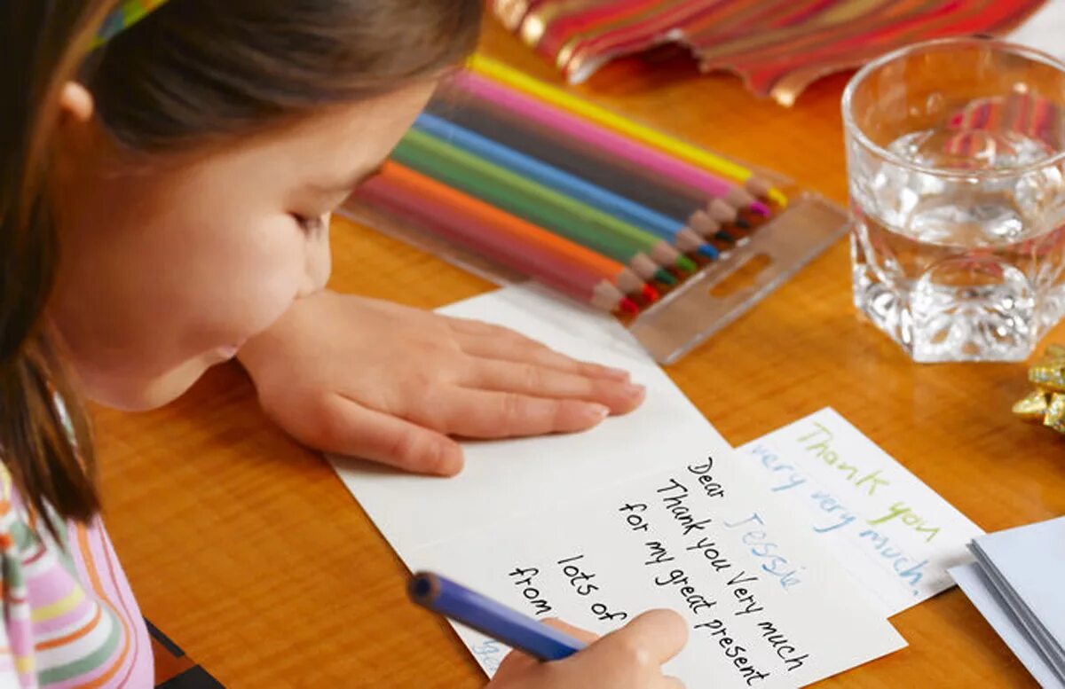 Девочка на английском написать. Ребенок учится писать. Ребенок пишет. Письмо для детей. Ребенок пишет картинка.