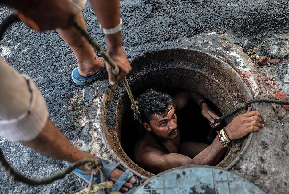 Грязная работа. Чистильщик канализационных труб в Индии. Индия Неприкасаемые чистильщик канализации. Каста чистильщиков канализации. Каста чистильщиков канализации Индия.