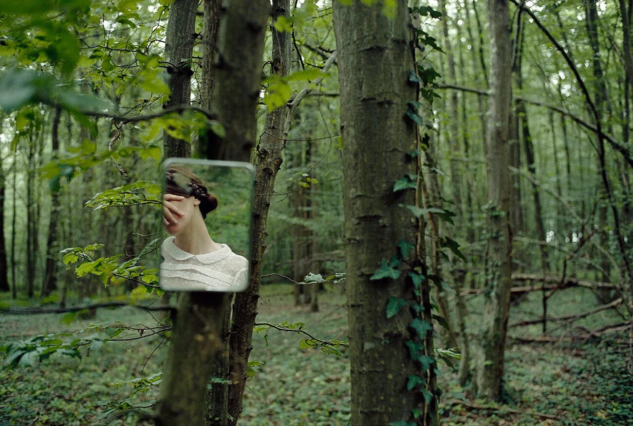 Издали были видны. Зеркало в лесу. Фотосессия с зеркалом в лесу. Необычные фотосессии в лесу. Человек в лесу.