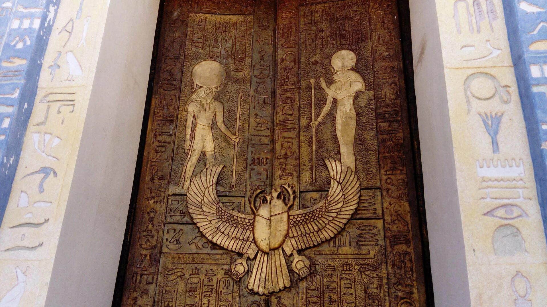Дверь царица. Египет могила Клеопатры. Саркофаги древнего Египта Клеопатра. Храмом Тапосирис Магна. Скарабей на египетских фресках.