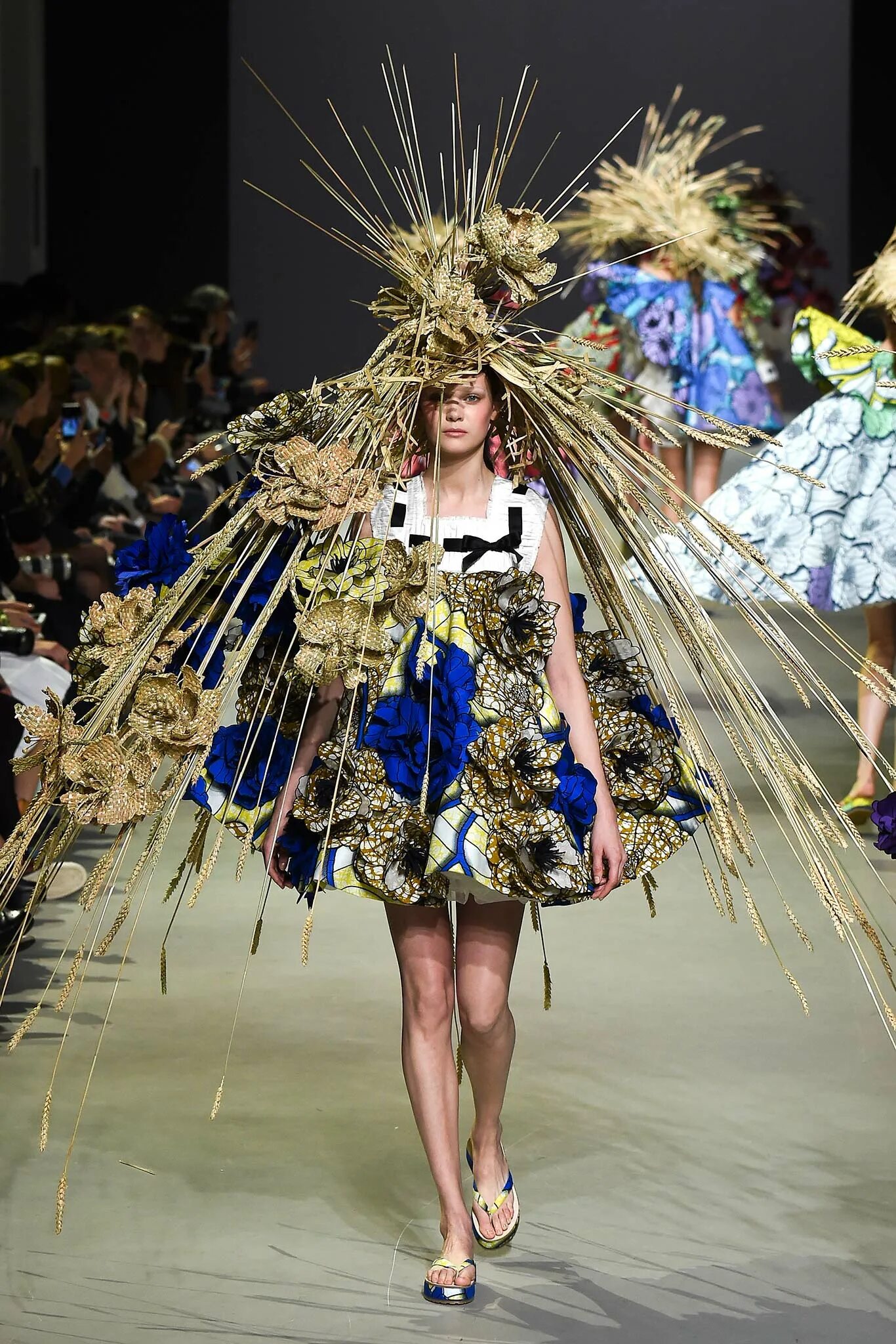 Виктор и РОЛЬФ 2015 коллекция. Viktor Rolf Haute Couture. Виктор Хорстинг и РОЛЬФ Снорен показ 2015. Модельеры РОЛЬФ И Виктор.