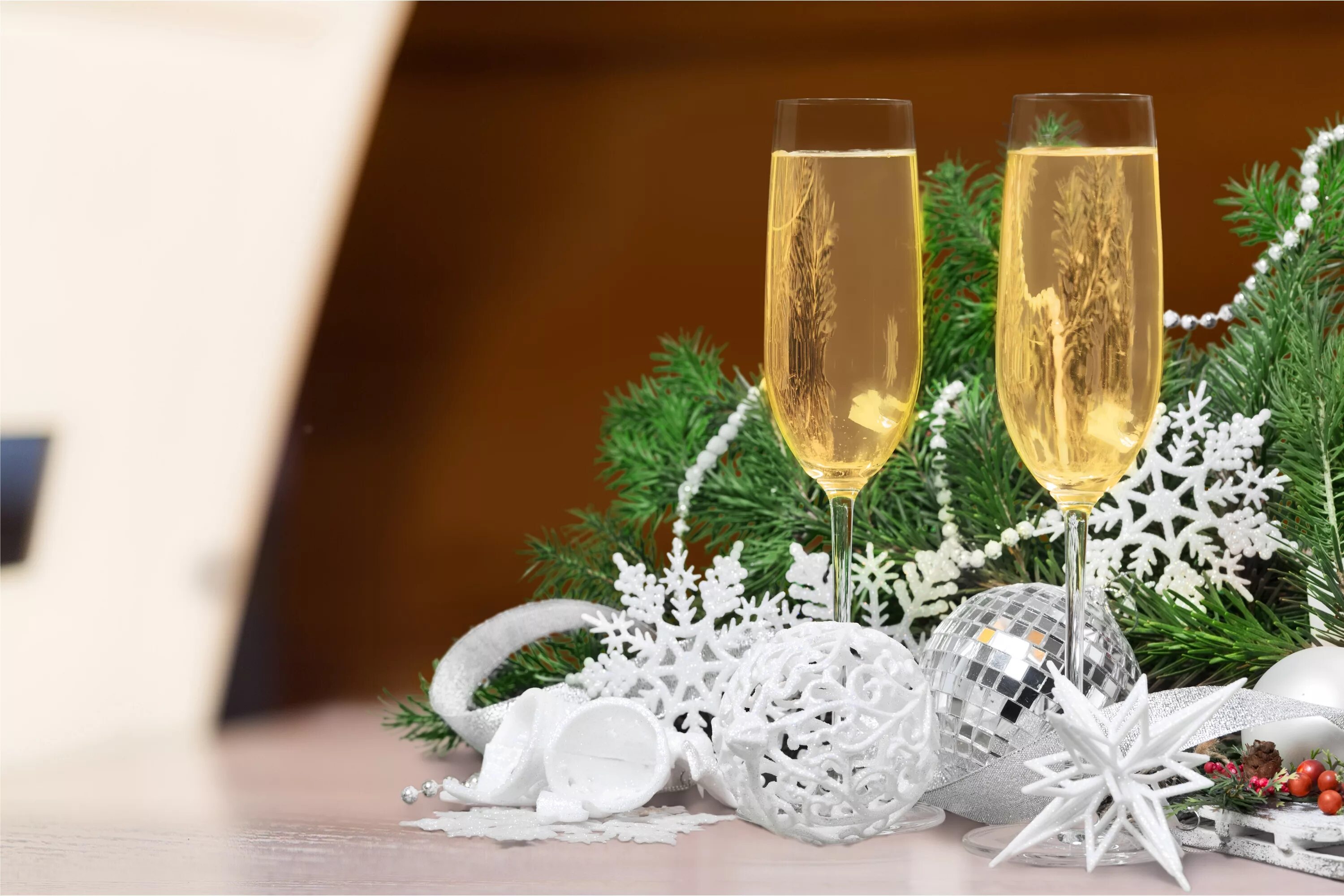Новогодний звон. Новогодние бокалы. Шампанское новый год. Новый год бокалы. Новогодние бокалы с шампанским.