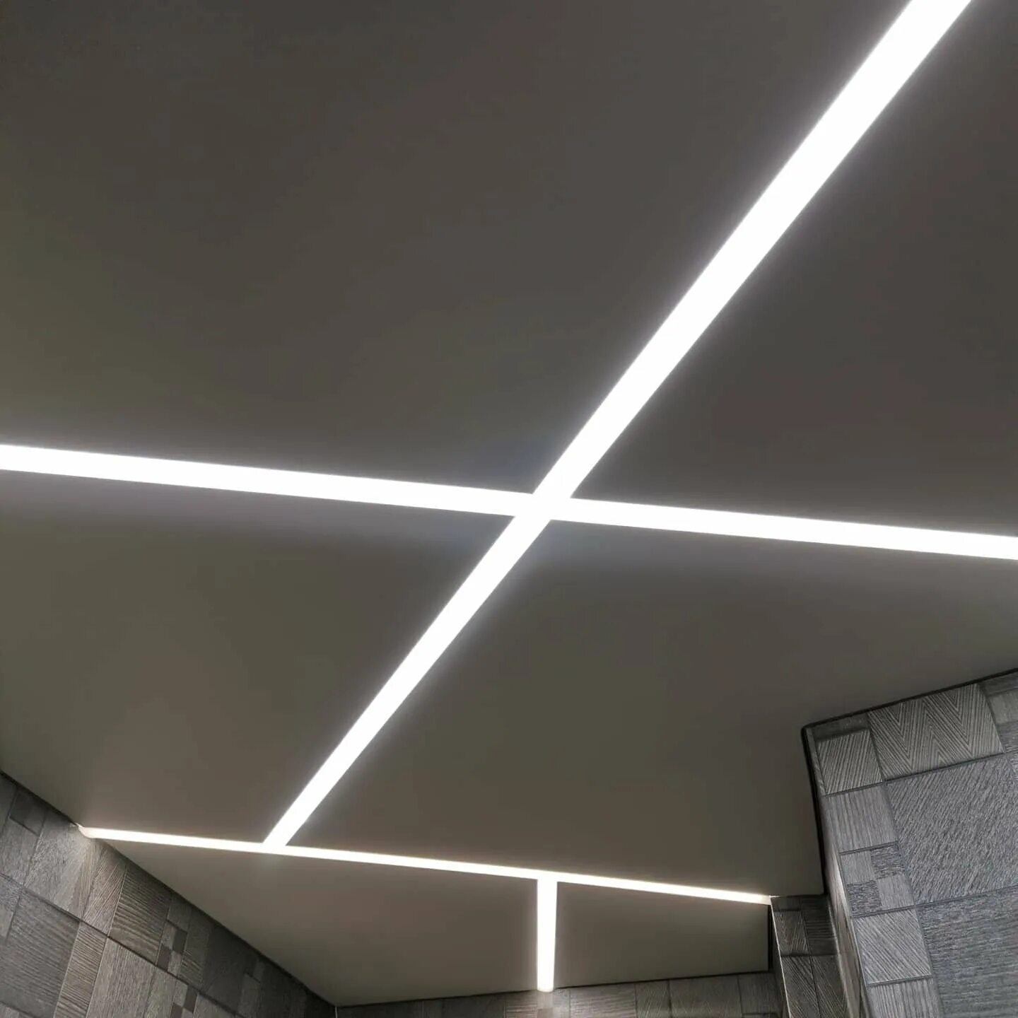 световые линии flexy 30 мм натяжной потолок. световая линия 3 см. потолок с теневым профилем. световая линия 3 см. световые линии на потолке своими руками.